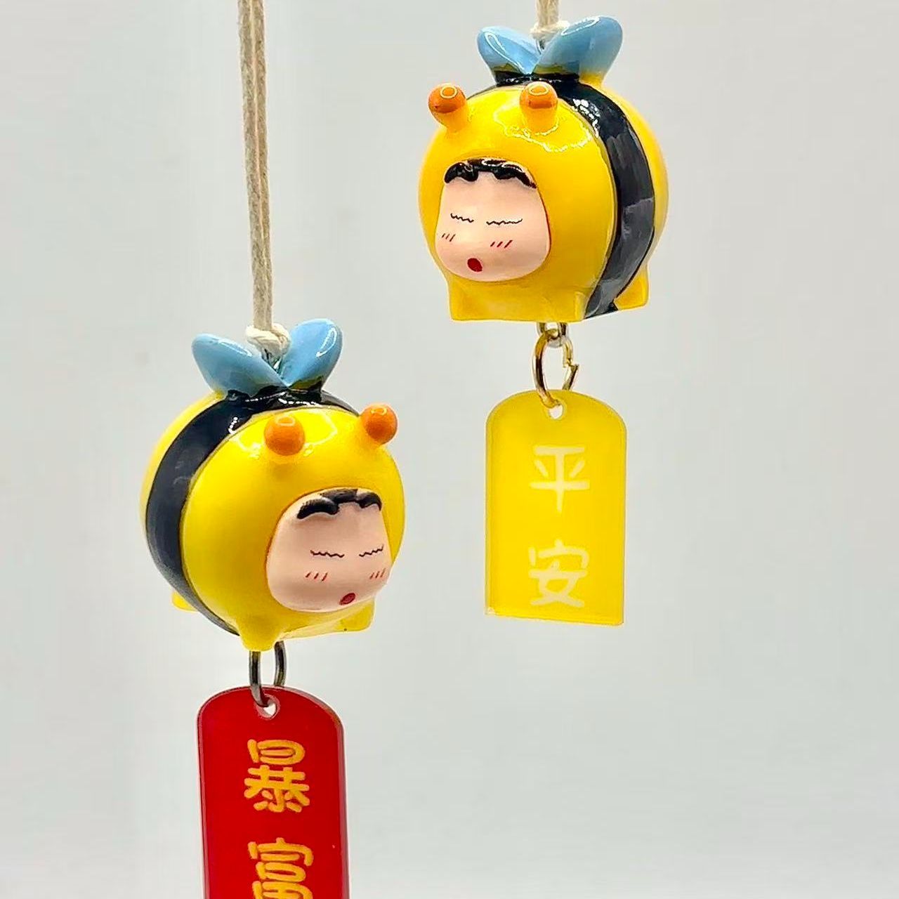 クレヨンしんちゃん ハチのコスプレフィギュア 車用吊り下げペ - Decorative Mirror のレビューと価格